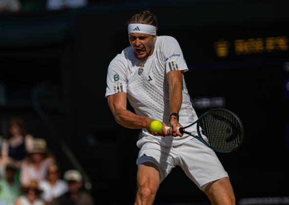 Tennis - Wimbledon Championship 2026 - Day 9 LONDON, ENGLAND - Tuesday, July 7, 2026: Alexander Zverev (GER) during the Gentlemen s Singles Fourth Round match on Day Nine of The Championships Wimbledon 2026 at the All England Lawn Tennis and Croquet Club. (Photo by Kirsten Holst Propaganda) LONDON All England Lawn Tennis and Croq GREATER LONDON ENGLAND  Copyright: xKirstenxHolstx P2026-07-07-Wimbledon_Day_9-77