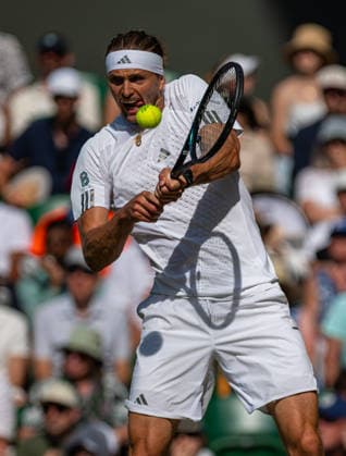 Tennis - Wimbledon Championship 2026 - Day 9 LONDON, ENGLAND - Tuesday, July 7, 2026: Alexander Zverev (GER) during the Gentlemen s Singles Fourth Round match on Day Nine of The Championships Wimbledon 2026 at the All England Lawn Tennis and Croquet Club. (Photo by Kirsten Holst Propaganda) LONDON All England Lawn Tennis and Croq GREATER LONDON ENGLAND  Copyright: xKirstenxHolstx P2026-07-07-Wimbledon_Day_9-78