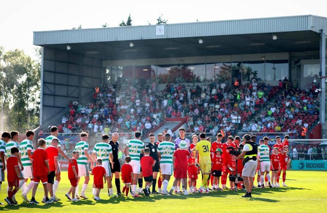 Midseason Friendly, Tolka Park, Dublin 7 7 2026 Shelbourne vs Celtic Two teams shake hands before the game Two teams shake hands before the game 7 7 2026  Copyright: xx RB2_5736
