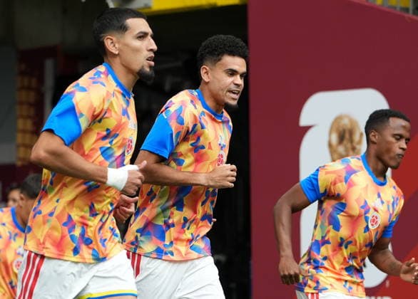 FIFA World Cup, WM, Weltmeisterschaft, Fussball 2026 - Round of 16 - Switzerland vs Colombia Daniel Munoz (L) and Luis Diaz of Colombia enter the pitch for warm-up ahead of the FIFA World Cup 2026 Round of 16 match Switzerland against Colombia, in Vancouver, Canada, 07 July 2026. VANCOUVER Canada  Copyright: xBOBxFRIDx