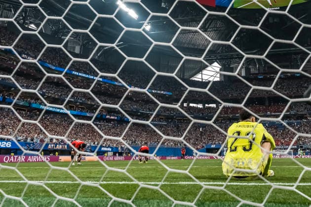 July 7, 2026, Atlanta, Georgia, USA: Egypt goalkeeper Mostafa Shobeir (23) watches as the ball goes past him and scores during their game against Argentina during their World Cup: Round of 16 match at Atlanta Stadium in ATLANTA, Georgia. Argentina defeats Egypt 3:2 in regulation play. World Cup: Round Of 16: Argentina Vs Egypt: Mostafa Shobeir  - ZUMAa161 20260707_aaa_a161_006 Copyright: xWalterxArcex xGMGx