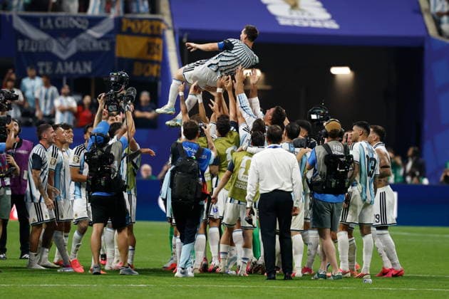 ATLANTA STADIUM GEORGIA USA 07.07.2026 MISTRZOSTWA SWIATA 2026 W PILKA NOZNA W USA MECZ GRUPA 1 8 ARGENTINA ARGENTYNA I AND EGYPT EGIPT FIFA World Cup, WM, Weltmeisterschaft, Fussball 2026 Round of 16 match between Argentina and Egypt at Atlanta Stadium in Atlanta, Georgia on July 07, 2026. N Z team celebrates after match Argentina forward Lionel Messi 10 FOT. KAMIL KRZACZYNSKI NEWSPIX.PL PILKA NOZNA FIFA WORLD CUP 2026 MS MISTRZOSTWA SWIATA W PILCE NOZNEJ MUNDIAL USA KANADA MEKSYK 2026 --- newspix.pl  KSK