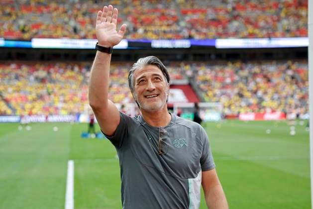 FIFA World Cup, WM, Weltmeisterschaft, Fussball 2026 - Round of 16 - Switzerland vs Colombia Switzerland s head coach Murat Yakin waves prior the FIFA World Cup 2026 Round of 16 match Switzerland against Colombia, in Vancouver, Canada, 07 July 2026. VANCOUVER Canada  Copyright: xPETERxKLAUNZERx