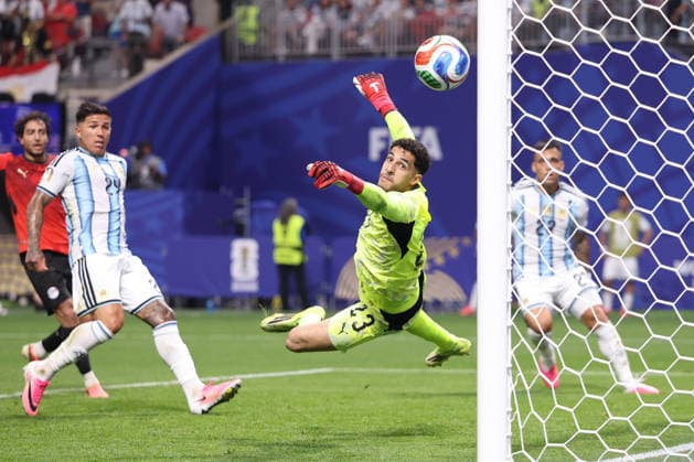 Argentina v Egypt 7 July 2026, Atlanta - FIFA World Cup, WM, Weltmeisterschaft, Fussball Football - Round of 16 - Argentina v Egypt - Egypt goalkeeper Mostafa Shoubir fails to save a goal from Cristan Romero of Argentina - Photo: Charlotte Wilson Offside. Atlanta USA *** Argentinien gegen Ägypten, 7. Juli 2026, FIFA-Fußball-Weltmeisterschaft in Atlanta, Achtelfinale: Argentinien gegen Ägypten – Der ägyptische Torhüter Mostafa Shoubir kann einen Schuss von Cristan Romero aus Argentinien nicht abwehren. Foto: Charlotte Wilson. Abseits. Atlanta, USA  Copyright: xCharlottexWilsonx xOffsidexOffside