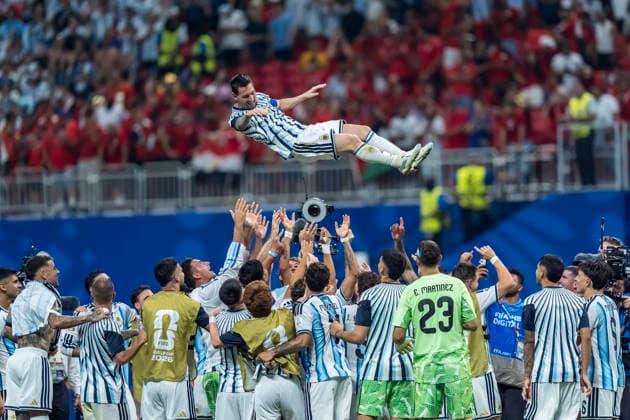 July 7, 2026, Atlanta, Georgia, USA: Argentina forward Lionel Messi (10) is thrown in the air by his teammates after defeating Egypt in the Round of 16 at Atlanta Stadium during the the FIFA World Cup, WM, Weltmeisterschaft, Fussball Round of 16 in Atlanta, Georgia. Argentina defeats Egypt 3:2 in regulation play. World Cup: Round Of 16: July 07, 2026: Argentina Vs Egypt: Lionel Messi  - ZUMAa161 20260707_aaa_a161_012 Copyright: xWalterxArcex xGMGx