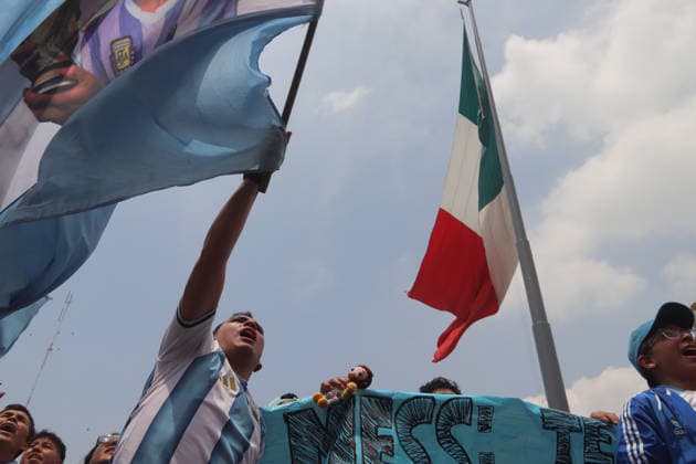 Argentina v Egypt FIFA Fan Fest - FIFA World Cup, WM, Weltmeisterschaft, Fussball 2026 An Argentinian national team, Nationalteam fan waves a flag while watching the FIFA World Cup 2026 round of 16 match between Argentina and Egypt on a giant screen at FIFA World Cup 2026 Fan Festival. on July 7, 2026, in Mexico City, Mexico. (Photo by Carlos Santiago Eyepix Group) Copyright: xCarlosxSantiago xEyepixxGroupx CS_07072026_191772