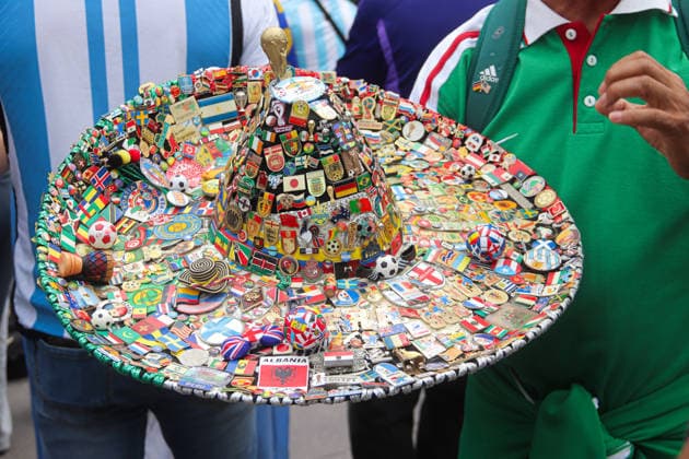Argentina v Egypt FIFA Fan Fest - FIFA World Cup, WM, Weltmeisterschaft, Fussball 2026 A person shows a hat with hundreds of FIFA World Cup pins while fanatics watching the FIFA World Cup 2026 round of 16 match between Argentina and Egypt on a giant screen at FIFA World Cup 2026 Fan Festival. on July 7, 2026, in Mexico City, Mexico. (Photo by Carlos Santiago Eyepix Group) Copyright: xCarlosxSantiago xEyepixxGroupx CS_07072026_191791