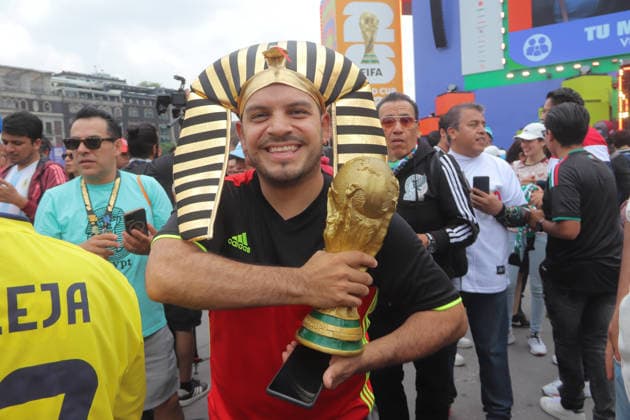 Argentina v Egypt FIFA Fan Fest - FIFA World Cup, WM, Weltmeisterschaft, Fussball 2026 An Egyptian national team, Nationalteam fan wears an Egyptian pharaoh s headdress while watching the FIFA World Cup 2026 round of 16 match between Argentina and Egypt on a giant screen at FIFA World Cup 2026 Fan Festival. on July 7, 2026, in Mexico City, Mexico. (Photo by Carlos Santiago Eyepix Group) Copyright: xCarlosxSantiago xEyepixxGroupx CS_07072026_191792