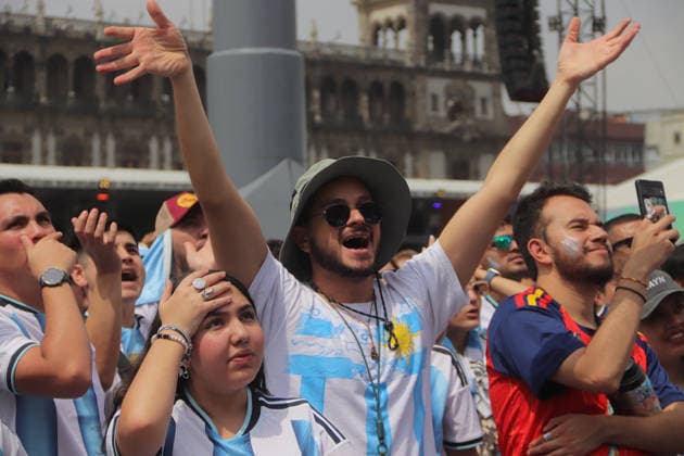 Argentina v Egypt FIFA Fan Fest - FIFA World Cup, WM, Weltmeisterschaft, Fussball 2026 An Argentinian national team, Nationalteam fan reacts while watching the FIFA World Cup 2026 round of 16 match between Argentina and Egypt on a giant screen at FIFA World Cup 2026 Fan Festival. on July 7, 2026, in Mexico City, Mexico. (Photo by Carlos Santiago Eyepix Group) Copyright: xCarlosxSantiago xEyepixxGroupx CS_07072026_191807