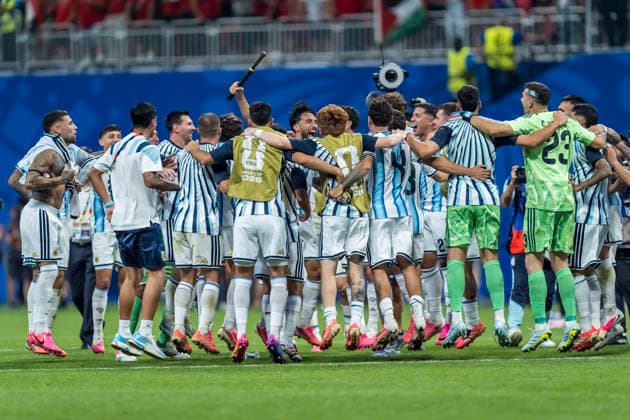 July 7, 2026, Atlanta, Georgia, USA: Argentina celebrates with the fans after defeating Egypt in the FIFA World Cup, WM, Weltmeisterschaft, Fussball Round of 16 match at Atlanta Stadium in Atlanta, Georgia. World Cup: Round Of 16: Argentina Vs Egypt: Argentina  - ZUMAa161 20260707_aaa_a161_029 Copyright: xWalterxArcex xGMGx