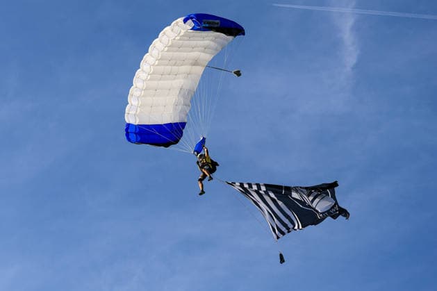 SOCCER - BL, Sturm, jersey presentation FROHNLEITEN,AUSTRIA,07.JUL.26 - SOCCER - ADMIRAL Bundesliga, SK Sturm Graz, jersey presentation. Image shows a parachuter with the flag of Sturm.  GEPAxpictures xMarioxBuehner-Weinrauch