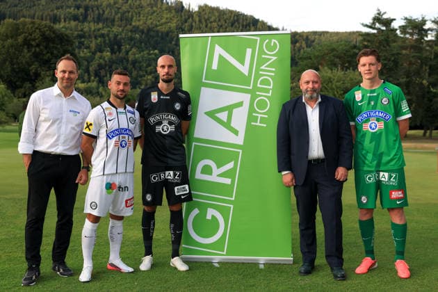 SOCCER - BL, Sturm, jersey presentation FROHNLEITEN,AUSTRIA,07.JUL.26 - SOCCER - ADMIRAL Bundesliga, SK Sturm Graz, jersey presentation. Image shows managing director Thomas Tebbich, Juergen Heil, Jon Gorenc-Stankovic and Luca Weinhandl (Sturm) with a sponsoring partner.  GEPAxpictures xMarioxBuehner-Weinrauch