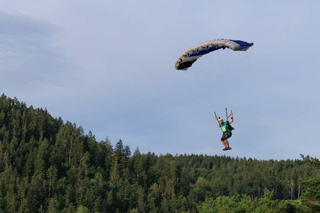 SOCCER - BL, Sturm, jersey presentation FROHNLEITEN,AUSTRIA,07.JUL.26 - SOCCER - ADMIRAL Bundesliga, SK Sturm Graz, jersey presentation. Image shows a parachuter.  GEPAxpictures xMarioxBuehner-Weinrauch