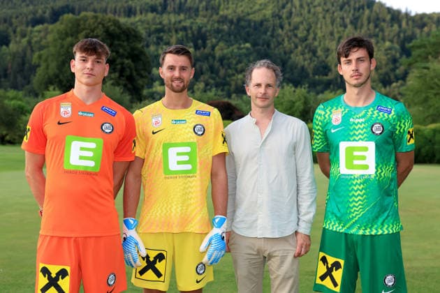 SOCCER - BL, Sturm, jersey presentation FROHNLEITEN,AUSTRIA,07.JUL.26 - SOCCER - ADMIRAL Bundesliga, SK Sturm Graz, jersey presentation. Image shows Elias Lorenz, Ammar Helac and Daniil Khudyakov (Sturm) with a sponsoring partner.  GEPAxpictures xMarioxBuehner-Weinrauch