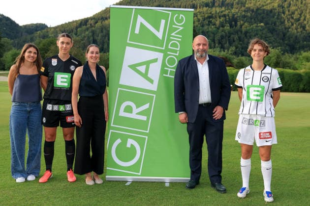 SOCCER - BL, Sturm, jersey presentation FROHNLEITEN,AUSTRIA,07.JUL.26 - SOCCER - ADMIRAL Bundesliga, SK Sturm Graz, jersey presentation. Image shows Laura Krumboeck and Leonie Tragl (Sturm) with sponsoring partners.  GEPAxpictures xMarioxBuehner-Weinrauch