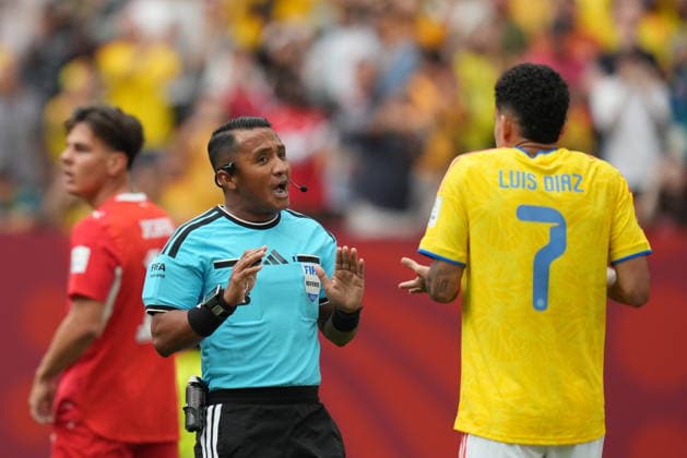 Switzerland v Colombia - FIFA World Cup, WM, Weltmeisterschaft, Fussball 2026 - Round of 16 VANCOUVER, CANADA - JULY 07: Luis Diaz (7) of Colombia argues with the referee Ivan Barton during the 2026 FIFA World Cup Round of 16 match between Switzerland and Colombia at BC Place in Vancouver, British Columbia, Canada, on July 07, 2026 Ercin Erturk Anadolu British Columbia Canada. Editorial use only. Please get in touch for any other usage.  Copyright: x2026xAnadoluxErcinxErturkx