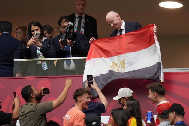 FIFA World Cup, WM, Weltmeisterschaft, Fussball 2026 - Round of 16 - Switzerland vs Colombia FIFA Presidnet Gianni Infantino poses with the Egyptian flag with fans of Egypt ahead of the FIFA World Cup 2026 Round of 16 match Switzerland against Colombia, in Vancouver, Canada, 07 July 2026. VANCOUVER Canada  Copyright: xBOBxFRIDx