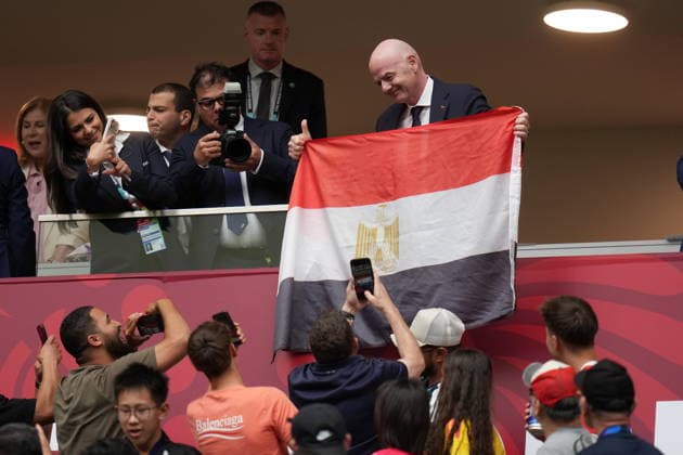 FIFA World Cup, WM, Weltmeisterschaft, Fussball 2026 - Round of 16 - Switzerland vs Colombia FIFA Presidnet Gianni Infantino poses with the Egyptian flag with fans of Egypt ahead of the FIFA World Cup 2026 Round of 16 match Switzerland against Colombia, in Vancouver, Canada, 07 July 2026. VANCOUVER Canada  Copyright: xBOBxFRIDx