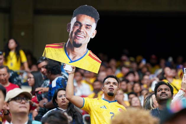 Kanada: Fußball FIFA World Cup, WM, Weltmeisterschaft, Fussball 2026, Achtelfinale - Schweiz vs Kolumbien - BC Place, Vancouver: Porträt, kolumbianischer Fußballfan, Kolumbien, Fan mit Pappaufsteller von Luis Diaz Luis Diaz Luis Diaz (Kolumbien 7) (Lucho Diaz), Nationalspieler, Fanartikel, Zuschauer, Tribüne, Stadion, FIFA Fußball-Weltmeisterschaft 2026, WM 2026, Länderspiel, gelbes Nationaltrikot, Fankultur, Support, Stimmung, Jubel, Publikum, Fußball, Sportveranstaltung, Spielerporträt auf Fanplakat. *** Canada Soccer FIFA World Cup 2026, Round of 16: Switzerland vs. Colombia at BC Place, Vancouver; portrait of a Colombian soccer fan; Colombia; fan holding a cardboard cutout of Luis Diaz, Luis Diaz, Luis Diaz, Colombia 7, Lucho Diaz; national team player; fan merchandise; spectators; stands; stadium; 2026 FIFA World Cup, 2026 World Cup, international match, yellow national jersey, fan culture, support, atmosphere, cheering, audience, soccer, sporting event, player portrait on a fan poster Copyright: xJOERANxSTEINSIEKx