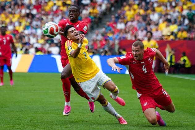 Kanada: Fußball FIFA World Cup, WM, Weltmeisterschaft, Fussball 2026, Achtelfinale - Schweiz vs Kolumbien - BC Place, Vancouver: Denis Zakaria (Schweiz, 6) Luis Diaz Luis Diaz (Kolumbien 7) Nico Elvedi (Schweiz, 4) *** Canada Soccer 2026 FIFA World Cup, Round of 16: Switzerland vs. Colombia at BC Place, Vancouver; Denis Zakaria (Switzerland), 6 Luis Diaz (Colombia), 7 Nico Elvedi (Switzerland), 4 Copyright: xJOERANxSTEINSIEKx