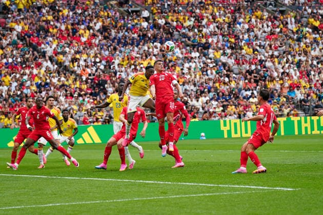 Kanada: Fußball FIFA World Cup, WM, Weltmeisterschaft, Fussball 2026, Achtelfinale - Schweiz vs Kolumbien - BC Place, Vancouver: Torraum-Szene Kopfball Granit Xhaka (Schweiz, 10) *** Canada Soccer, 2026 FIFA World Cup, Round of 16: Switzerland vs. Colombia at BC Place, Vancouver—A scene in the goal area: a header by Granit Xhaka of Switzerland, 10 Copyright: xJOERANxSTEINSIEKx