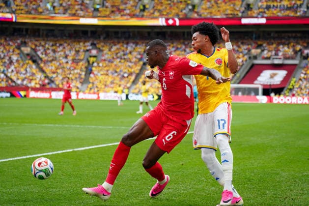 Kanada: Fußball FIFA World Cup, WM, Weltmeisterschaft, Fussball 2026, Achtelfinale - Schweiz vs Kolumbien - BC Place, Vancouver: Denis Zakaria (Schweiz, 6) Johan Mojica (Kolumbien 17) im Zweikampf *** Canada Soccer, 2026 FIFA World Cup, Round of 16: Switzerland vs. Colombia at BC Place, Vancouver. Denis Zakaria (Switzerland, No. 6) and Johan Mojica (Colombia, No. 17) in a tackle. Copyright: xJOERANxSTEINSIEKx