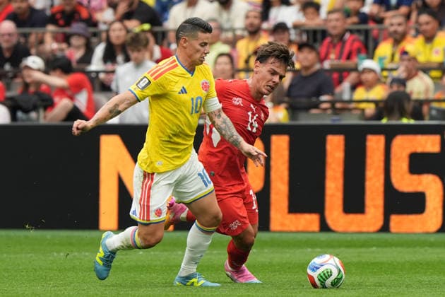 Ardon Jashari (R) of Switzerland vies for the ball with James Rodriguez of Colombia in a Round of 16 match at the 2026 FIFA World Cup, WM, Weltmeisterschaft, Fussball between Switzerland and Colombia at BC Place Stadium in Vancouver, Canada, 07 July 2026. FIFA World Cup 2026 - Round of 16 - Switzerland vs Colombia !ACHTUNG: NUR REDAKTIONELLE NUTZUNG!  Copyright: xOmarxAlonsox AMDEP8471 20260707-55020830894_1