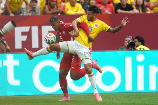 FIFA World Cup, WM, Weltmeisterschaft, Fussball 2026 - Round of 16 - Switzerland vs Colombia Manuel Akanji of Switzerland (L) in action against Luis Suarez of Colombia (R) during the FIFA World Cup 2026 Round of 16 match Switzerland against Colombia, in Vancouver, Canada, 07 July 2026. VANCOUVER Canada  Copyright: xBOBxFRIDx