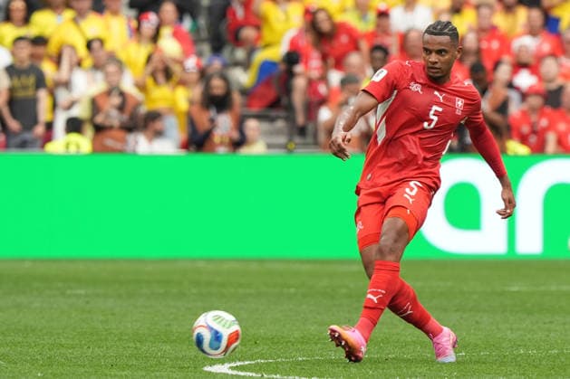 Manuel Akanji of Switzerland controls the ball in a Round of 16 match at the 2026 FIFA World Cup, WM, Weltmeisterschaft, Fussball between Switzerland and Colombia at BC Place Stadium in Vancouver, Canada, 07 July 2026. FIFA World Cup 2026 - Round of 16 - Switzerland vs Colombia !ACHTUNG: NUR REDAKTIONELLE NUTZUNG!  Copyright: xOmarxAlonsox AMDEP8473 20260707-55020830901_1
