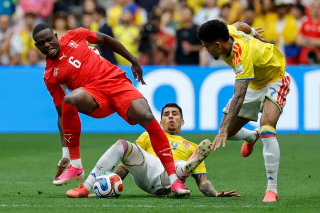 FIFA World Cup, WM, Weltmeisterschaft, Fussball 2026 - Round of 16 - Switzerland vs Colombia (L-R) Switzerland s Denis Zakaria, Colombia s Santiago Arias and Colombia s Luis Diaz in action during the FIFA World Cup 2026 Round of 16 match Switzerland against Colombia, in Vancouver, Canada, 07 July 2026. VANCOUVER Canada  Copyright: xPETERxKLAUNZERx