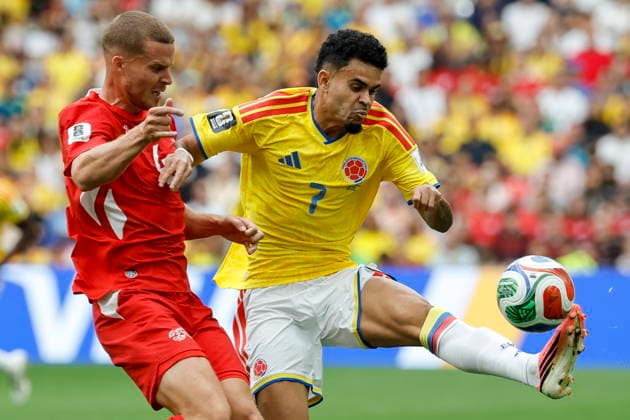 FIFA World Cup, WM, Weltmeisterschaft, Fussball 2026 - Round of 16 - Switzerland vs Colombia Switzerland s Nico Elvedi (L) in action against Colombia s Luis Diaz (R) during the FIFA World Cup 2026 Round of 16 match Switzerland against Colombia, in Vancouver, Canada, 07 July 2026. VANCOUVER Canada  Copyright: xPETERxKLAUNZERx