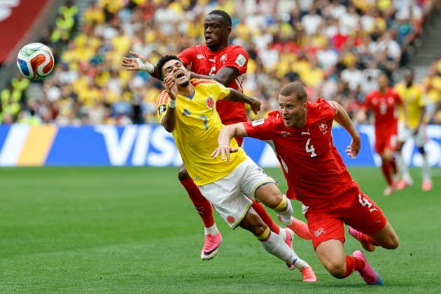 FIFA World Cup, WM, Weltmeisterschaft, Fussball 2026 - Round of 16 - Switzerland vs Colombia Colombia s Luis Diaz (L) in action against Switzerland s Denis Zakaria (C) and Nico Elvedi (R) during the FIFA World Cup 2026 Round of 16 match Switzerland against Colombia, in Vancouver, Canada, 07 July 2026. VANCOUVER Canada  Copyright: xPETERxKLAUNZERx