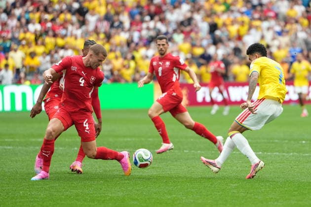 FIFA World Cup, WM, Weltmeisterschaft, Fussball 2026 - Round of 16 - Switzerland vs Colombia Nico Elvedi of Switzerland (L) in action against Luis Diaz of Colombia (R) during the FIFA World Cup 2026 Round of 16 match Switzerland against Colombia, in Vancouver, Canada, 07 July 2026. VANCOUVER Canada  Copyright: xBOBxFRIDx
