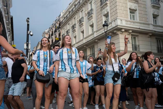 July 7, 2026, Madrid, Spain: Several fans of the Argentine national team, Nationalteam celebrate their victory during the 2026 World Cup Round of 16 match between Argentina and Egypt in Madrid, Spain. Madrid Spain - ZUMAs197 20260707_aaa_s197_078 Copyright: xAtilanoxGarciax