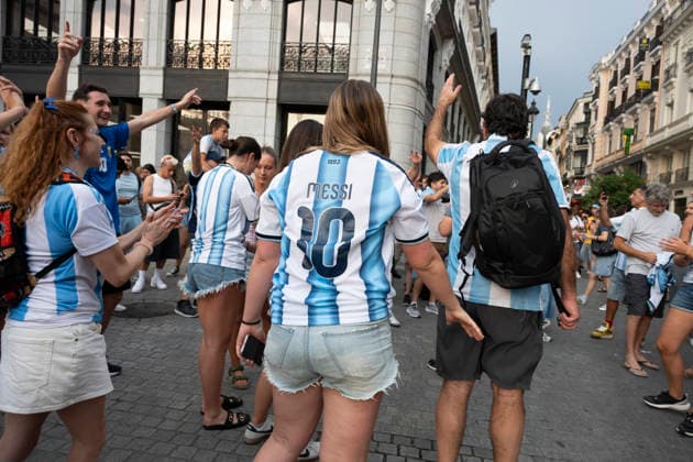 July 7, 2026, Madrid, Spain: Several fans of the Argentine national team, Nationalteam celebrate their victory during the 2026 World Cup Round of 16 match between Argentina and Egypt in Madrid, Spain. Argentina Fans Celebrate Their World Cup Round Of 16 Victory In Madrid  - ZUMAs197 20260707_aaa_s197_074 Copyright: xAtilanoxGarciax