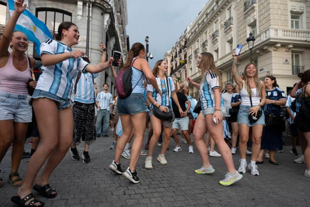 July 7, 2026, Madrid, Spain: Several fans of the Argentine national team, Nationalteam celebrate their victory during the 2026 World Cup Round of 16 match between Argentina and Egypt in Madrid, Spain. Argentina Fans Celebrate Their World Cup Round Of 16 Victory In Madrid  - ZUMAs197 20260707_aaa_s197_076 Copyright: xAtilanoxGarciax