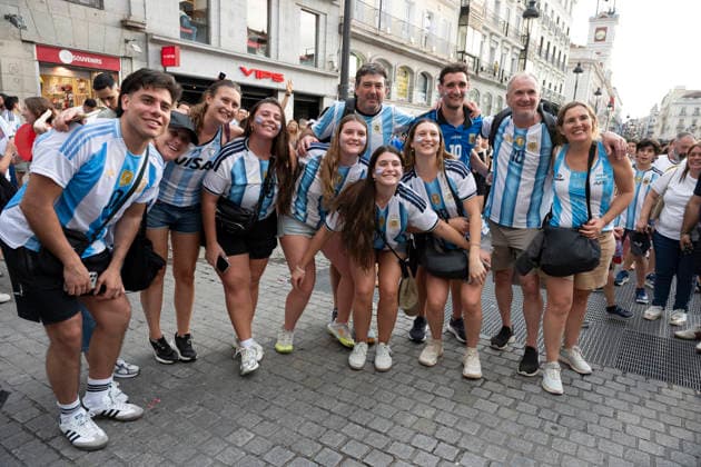 July 7, 2026, Madrid, Spain: Several fans of the Argentine national team, Nationalteam celebrate their victory during the 2026 World Cup Round of 16 match between Argentina and Egypt in Madrid, Spain. Argentina Fans Celebrate Their World Cup Round Of 16 Victory In Madrid  - ZUMAs197 20260707_aaa_s197_083 Copyright: xAtilanoxGarciax