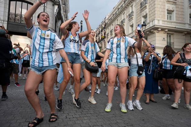 July 7, 2026, Madrid, Spain: Several fans of the Argentine national team, Nationalteam celebrate their victory during the 2026 World Cup Round of 16 match between Argentina and Egypt in Madrid, Spain. Madrid Spain - ZUMAs197 20260707_aaa_s197_080 Copyright: xAtilanoxGarciax