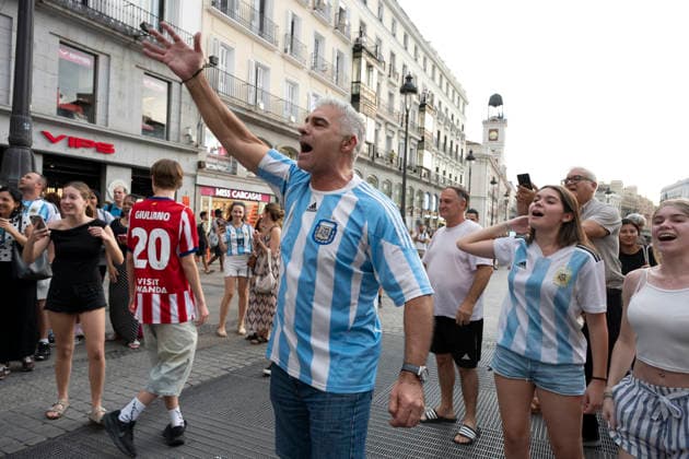 July 7, 2026, Madrid, Spain: Several fans of the Argentine national team, Nationalteam celebrate their victory during the 2026 World Cup Round of 16 match between Argentina and Egypt in Madrid, Spain. Madrid Spain - ZUMAs197 20260707_aaa_s197_085 Copyright: xAtilanoxGarciax
