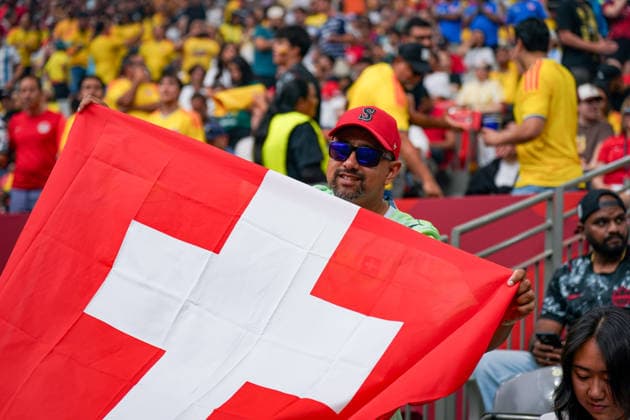 Kanada: Fußball FIFA World Cup, WM, Weltmeisterschaft, Fussball 2026, Achtelfinale - Schweiz vs Kolumbien - BC Place, Vancouver: Schweizer Fußballfan, Schweiz, Schweizer Nationalflagge, Fahne, Fanporträt, Zuschauer, Tribüne, Stadion, FIFA Fußball-Weltmeisterschaft 2026, WM 2026, Länderspiel, Fankultur, Support, Stimmung, rot-weiße Landesfarben, Sonnenbrille, Baseballkappe, Fußball, Sportveranstaltung. *** Canada Soccer FIFA World Cup 2026, Round of 16: Switzerland vs. Colombia at BC Place, Vancouver; Swiss soccer fan, Switzerland, Swiss national flag, flag, fan portrait, spectator, stands, stadium, 2026 FIFA World Cup, 2026 World Cup, international match, fan culture, support, atmosphere, red and white national colors, sunglasses, baseball cap, soccer, sporting event Copyright: xJOERANxSTEINSIEKx