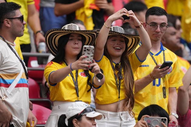 July 7, 2026, Vancouver, Bc, CANADA: Colombia fans cheer as their team warms up to take on Switzerland during World Cup Round of 16 soccer match, in Vancouver, on Tuesday, July 7, 2026. Canada News - July 7, 2026  - ZUMAc35_ 20260707_zaf_c35_172 Copyright: xDarrylxDyckx