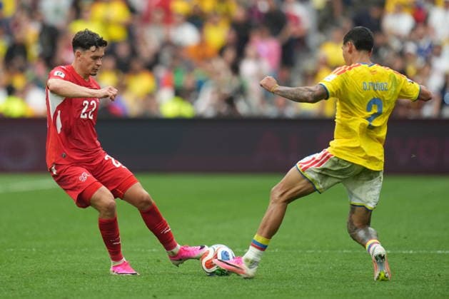 FIFA World Cup, WM, Weltmeisterschaft, Fussball 2026 - Round of 16 - Switzerland vs Colombia Fabian Rieder of Switzerland (L) in action against Daniel Munoz of Colombia (R) during the FIFA World Cup 2026 Round of 16 match Switzerland against Colombia, in Vancouver, Canada, 07 July 2026. VANCOUVER Canada  Copyright: xBOBxFRIDx