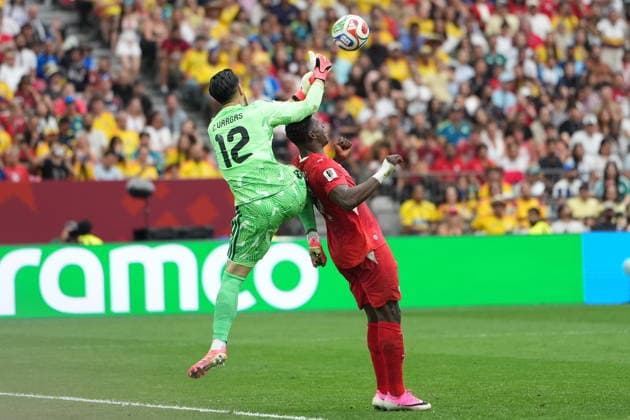 FIFA World Cup, WM, Weltmeisterschaft, Fussball 2026 - Round of 16 - Switzerland vs Colombia Goalkeeper Camilo Vargas of Colombia (L) in action against Breel Embolo of Switzerland (R) during the FIFA World Cup 2026 Round of 16 match Switzerland against Colombia, in Vancouver, Canada, 07 July 2026. VANCOUVER Canada  Copyright: xBOBxFRIDx