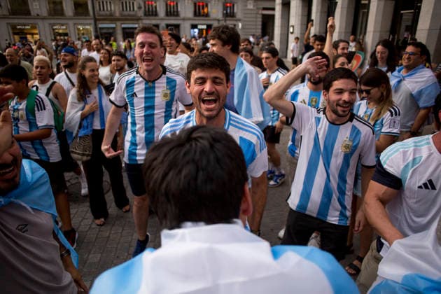 July 7, 2026, Madrid, Spain: Argentina fans, sing and raise their hands, during the celebrations of the their victory at Puerta del Sol, after Argentina won over Egypt in the World Cup. Madrid Spain - ZUMAs197 20260707_aaa_s197_104 Copyright: xLuisxSotox