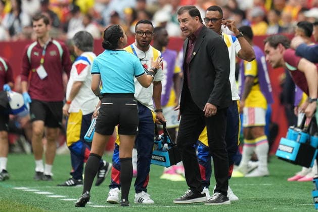 FIFA World Cup, WM, Weltmeisterschaft, Fussball 2026 - Round of 16 - Switzerland vs Colombia The fourht official Katia Garcia (L) talks with Colombia s head coach Nestor Lorenzo during the FIFA World Cup 2026 Round of 16 match Switzerland against Colombia, in Vancouver, Canada, 07 July 2026. VANCOUVER Canada  Copyright: xBOBxFRIDx