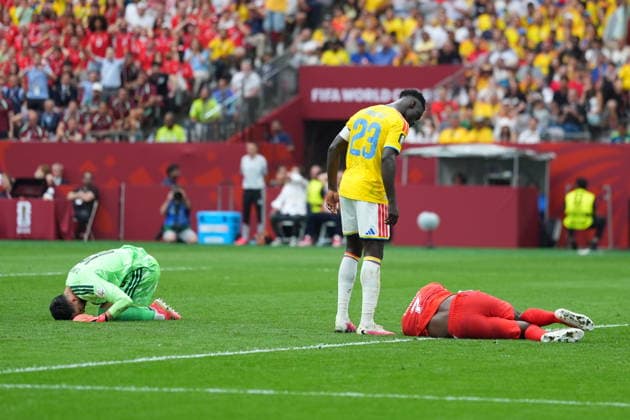 Switzerland v Colombia - FIFA World Cup, WM, Weltmeisterschaft, Fussball 2026 - Round of 16 VANCOUVER, CANADA - JULY 07: Breel Embolo (R) of Switzerland and Camilo Vargas (12) of Colombia lie on the ground after injury during the 2026 FIFA World Cup Round of 16 match between Switzerland and Colombia at BC Place in Vancouver, British Columbia, Canada, on July 07, 2026 Ercin Erturk Anadolu British Columbia Canada. Editorial use only. Please get in touch for any other usage.  Copyright: x2026xAnadoluxErcinxErturkx