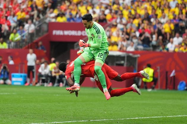 Switzerland v Colombia - FIFA World Cup, WM, Weltmeisterschaft, Fussball 2026 - Round of 16 VANCOUVER, CANADA - JULY 07: Breel Embolo (L) of Switzerland in action against Camilo Vargas (12) of Colombia during the 2026 FIFA World Cup Round of 16 match between Switzerland and Colombia at BC Place in Vancouver, British Columbia, Canada, on July 07, 2026 Ercin Erturk Anadolu British Columbia Canada. Editorial use only. Please get in touch for any other usage.  Copyright: x2026xAnadoluxErcinxErturkx
