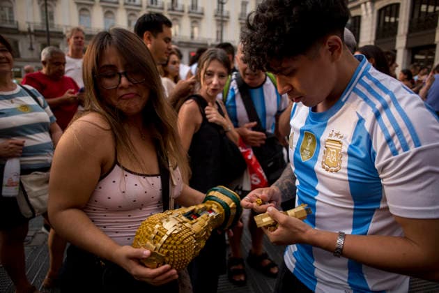 July 7, 2026, Madrid, Spain: An Argentinian fan holds Lego piece of a FIFA World Cup, WM, Weltmeisterschaft, Fussball trophy, during the celebrations of their victory at Puerta del Sol, after Argentina won over Egypt in the World Cup. Madrid Spain - ZUMAs197 20260707_aaa_s197_107 Copyright: xLuisxSotox
