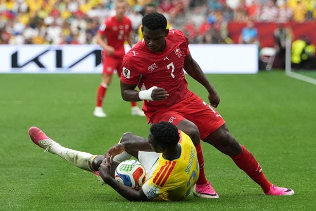 FIFA World Cup, WM, Weltmeisterschaft, Fussball 2026 - Round of 16 - Switzerland vs Colombia Davinson Sanchez of Colombia (L) in action against Breel Embolo of Switzerland (R) during the FIFA World Cup 2026 Round of 16 match Switzerland against Colombia, in Vancouver, Canada, 07 July 2026. VANCOUVER Canada  Copyright: xBOBxFRIDx