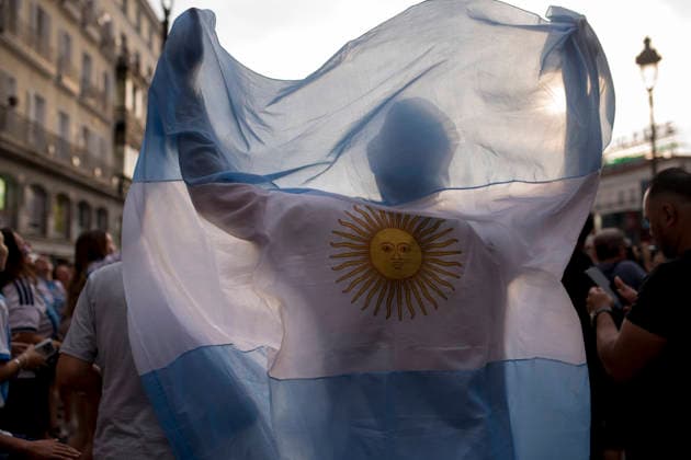 July 7, 2026, Madrid, Spain: A fan holds an Argentinian flag during the celebrations of Argentine s victory at Puerta del Sol, after Argentina won over Egypt in the World Cup. Argentinians Celebrate Victory Over Egypt In In Madrid, Spain - 7 Jul 2026  - ZUMAs197 20260707_aaa_s197_106 Copyright: xLuisxSotox